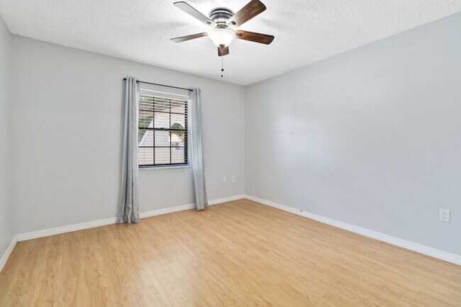 Building Photo - MOVE IN SPECIAL- Beautiful Modern 2/1 Townhome in St. Cloud's Pine Lake Villas