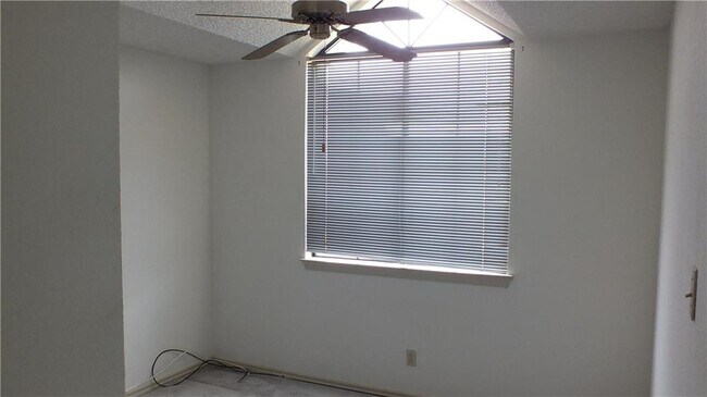 Building Photo - 2401 Brooke Ct