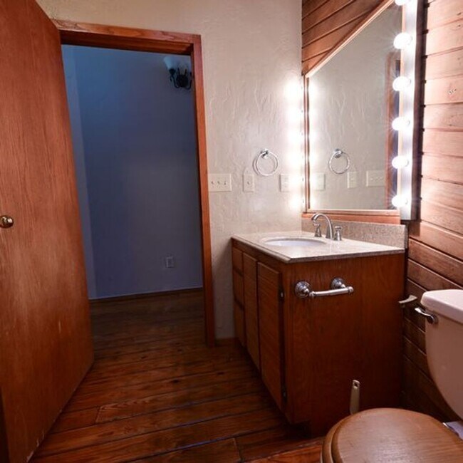 Building Photo - (4) Bed/(2) Bath SE Norman! Country Living!