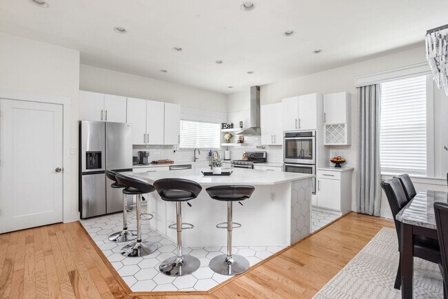 Building Photo - 1616 Pleasant St