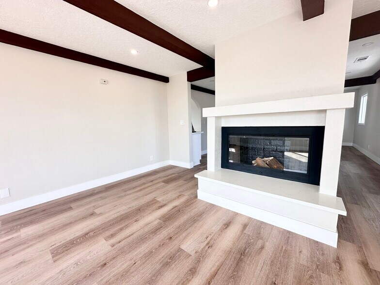 Building Photo - 770 W 2nd St