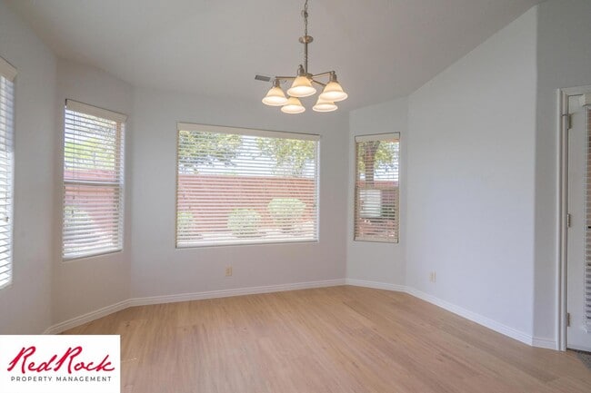 Building Photo - 4 Bedroom in Amber Estates - Newer LVP Flooring throughout home!