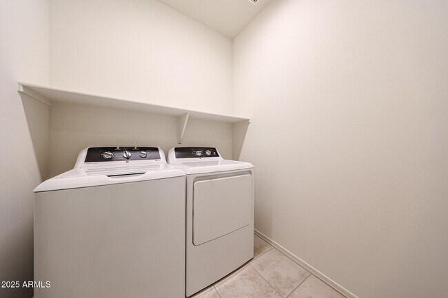Building Photo - 7162 W Hedge Hog Pl