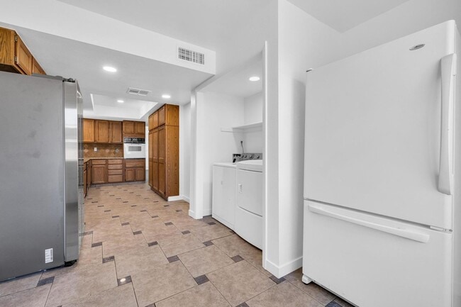 Building Photo - 6 Bedrooms, 3 Bath,  Pool CLOSE TO ASU (Rural & Broadway)