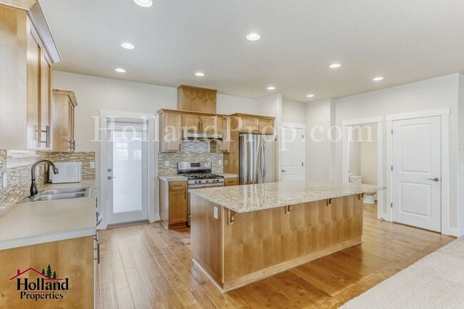 Building Photo - 3-Bedroom Beaverton Home with Granite Kitchen Island and Fireplace