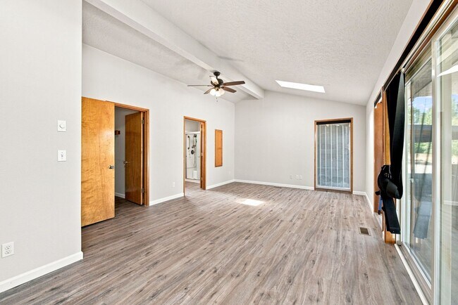 Building Photo - 39601 Santiam Bluffs Rd NE