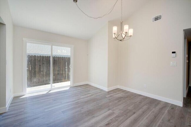 Building Photo - Beautiful fully remodeled 3-bedroom 2 bath...