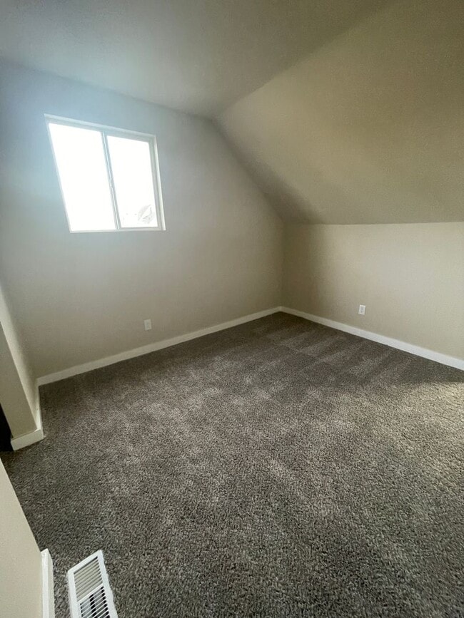 Building Photo - Fully Remodeled 4 Bedroom 2.5 Bathroom