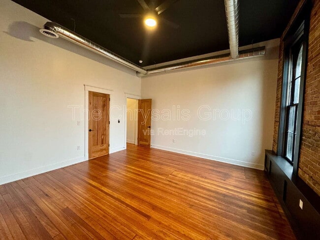 Building Photo - 209 W Main St