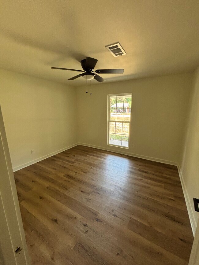 Building Photo - 512 Lakeside Dr
