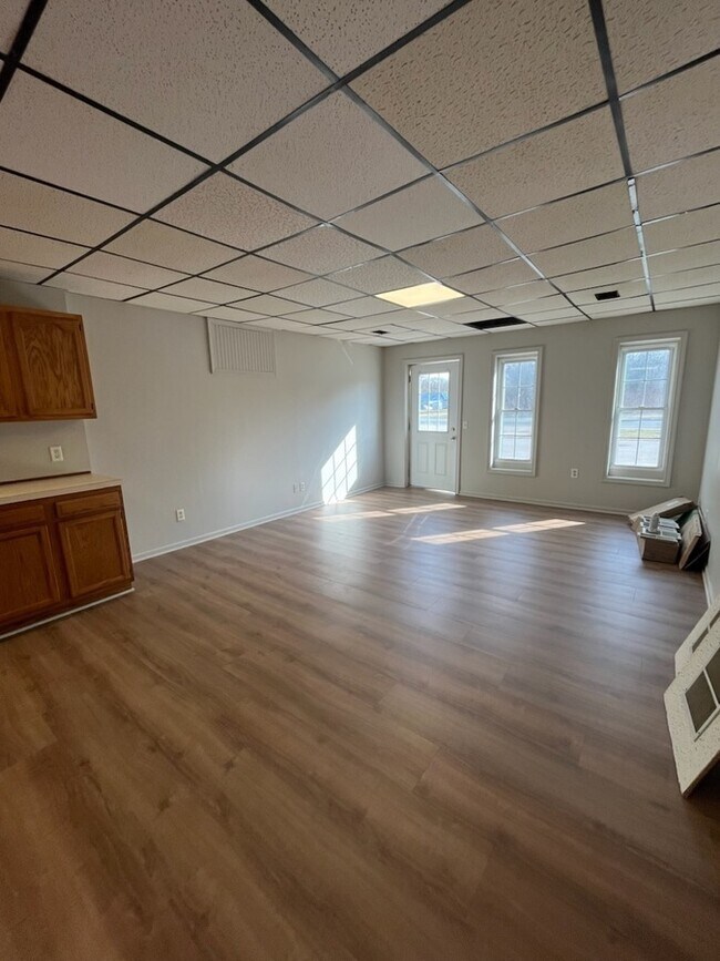 Building Photo - 3353 N Whitehall Rd