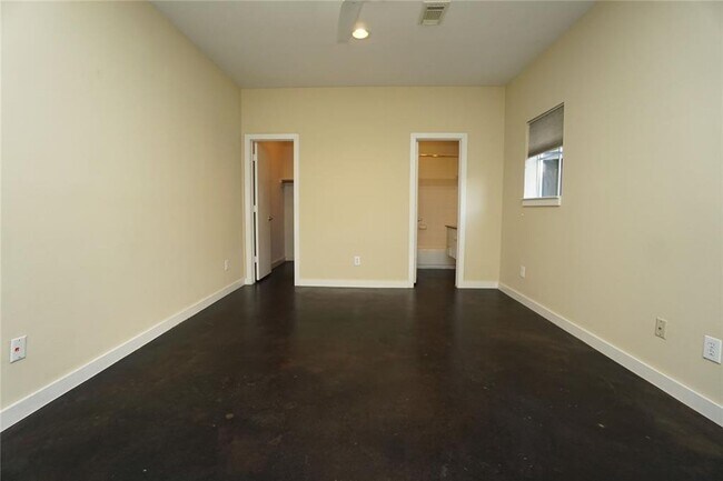 Building Photo - Stunning Townhouse In A Great Location Near Memorial Park!