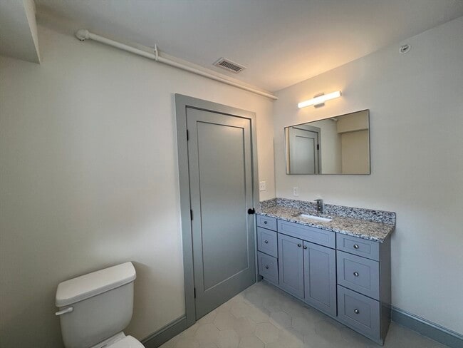 Building Photo - 160 Seabury St