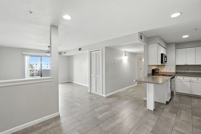 Building Photo - Walking Distance to ASU!