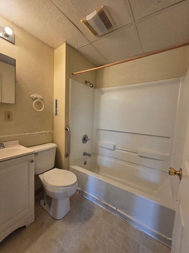 Building Photo - Upper 2 bedroom unit east side