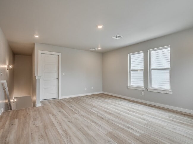 Building Photo - Spacious 4-Bedroom Home with Thoughtful De...