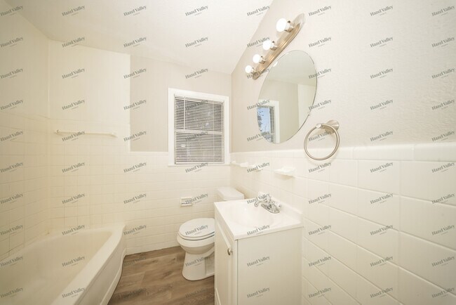 Building Photo - 1517 Oelke Dr