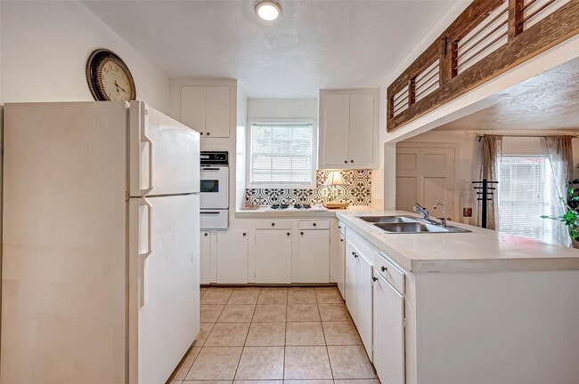 Building Photo - 6018 Berendo St