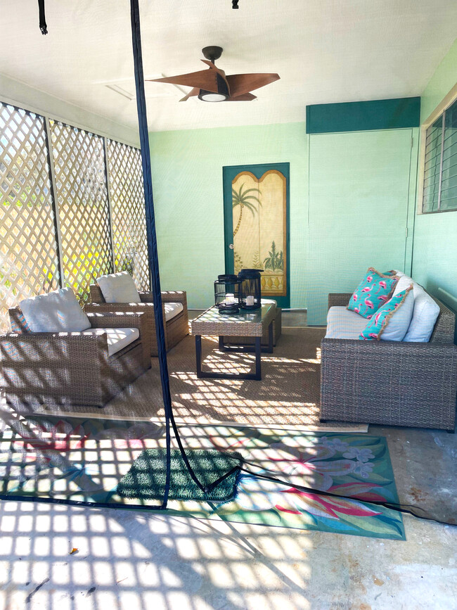 Enjoy the screened-in lanai! - 465 8th St N