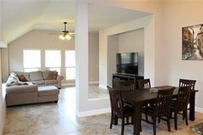 Building Photo - Great Location, available NOW!