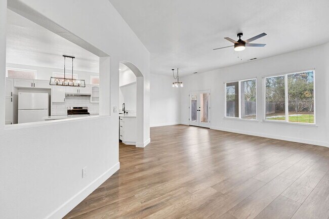 Building Photo - 10556 E Greenbury Way