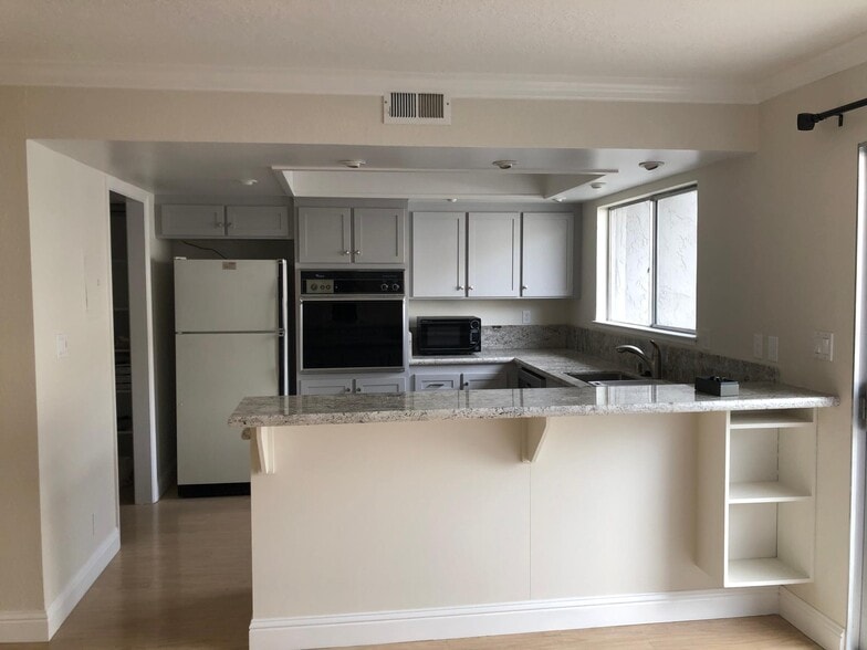 Building Photo - 2400 Lincoln Village Dr