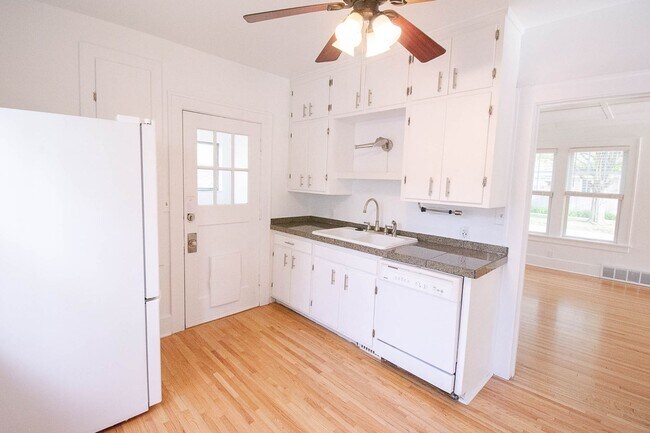 Building Photo - Beautiful Family Home Near Downtown And Hospital!