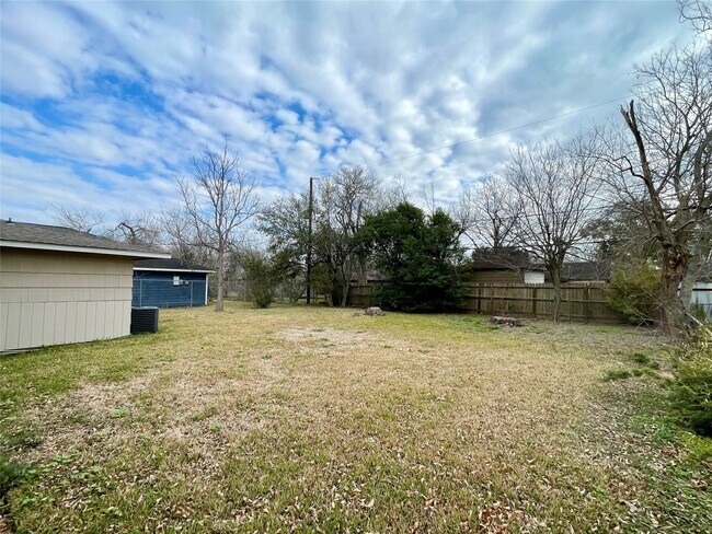 Building Photo - 6144 Doulton Dr