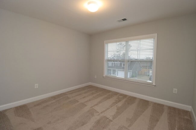 Building Photo - Fabulous 4 bedroom 2.5 Bath House ~ Minutes to Fort Jackson ~ Available June 2026!