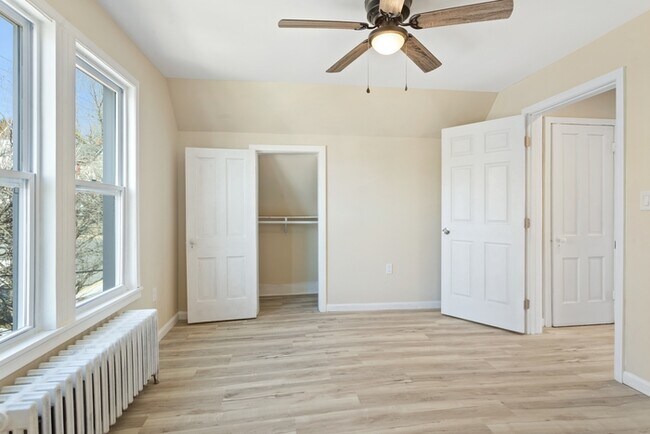 Building Photo - 5 Bedroom Single Family in Brunswick