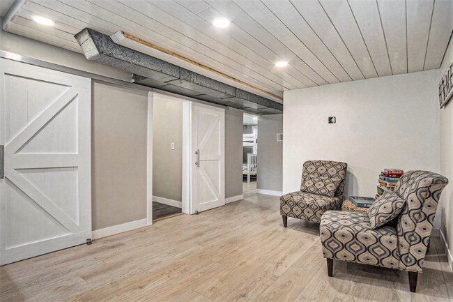 Building Photo - 2245 Lakeshore Dr