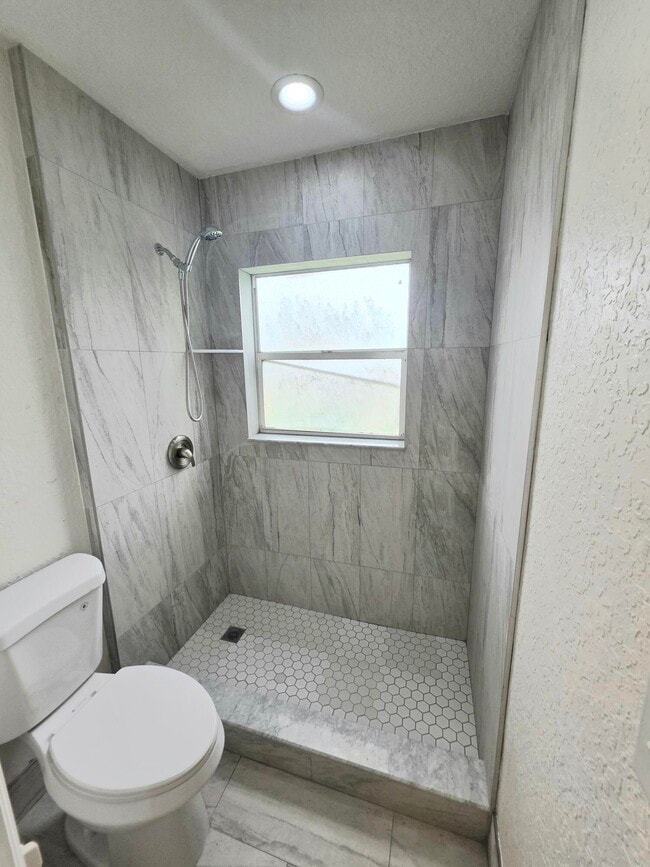 Building Photo - 569 E Ridge Cir N
