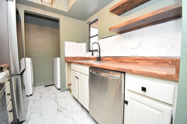 Building Photo - Charming 1 Bed 1 bath Condo in the Heart of Fort Union!!!