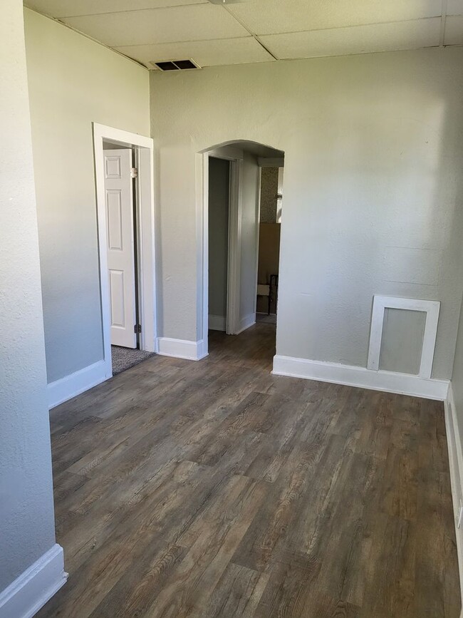 Building Photo - 3 bed 2 bath house