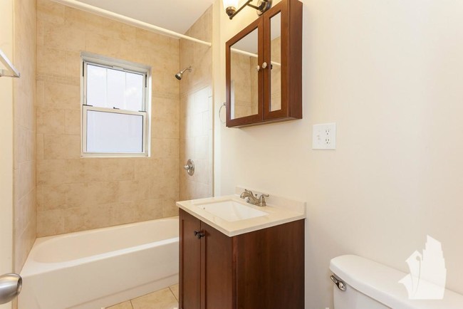 Building Photo - 1 bedroom in Chicago IL 60657