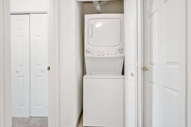 Building Photo - 330 River St