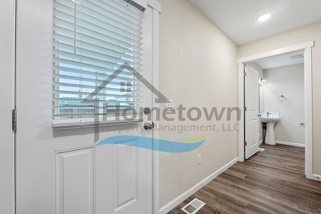 Building Photo - 2 Bedroom 2 Bath Home with Attached Garage Available in Coeur d'Alene!