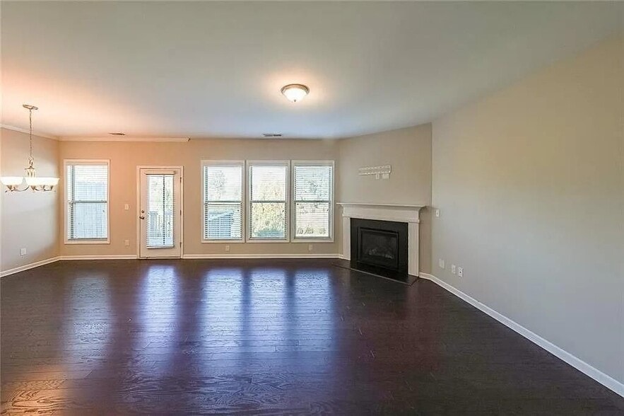 Building Photo - 7065 Post Pk Wy