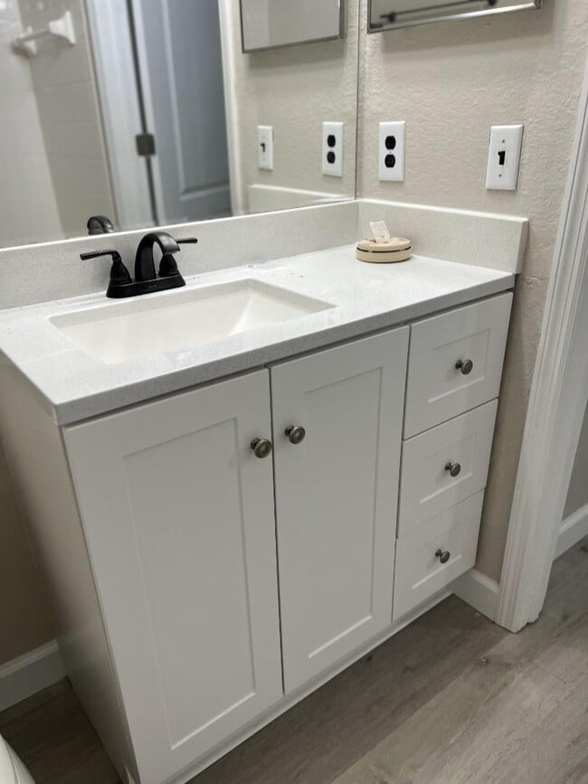 Building Photo - 4156 Central Sarasota Pkwy