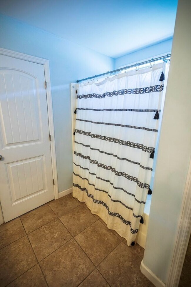 Building Photo - Charming Brick Home with Open Floor Plan & Great Outdoor Space in North Valdosta