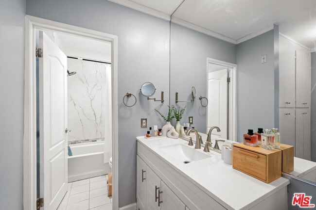 Building Photo - 12801 Moorpark St