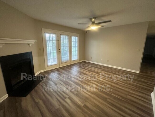 Building Photo - 800 Folly Ct