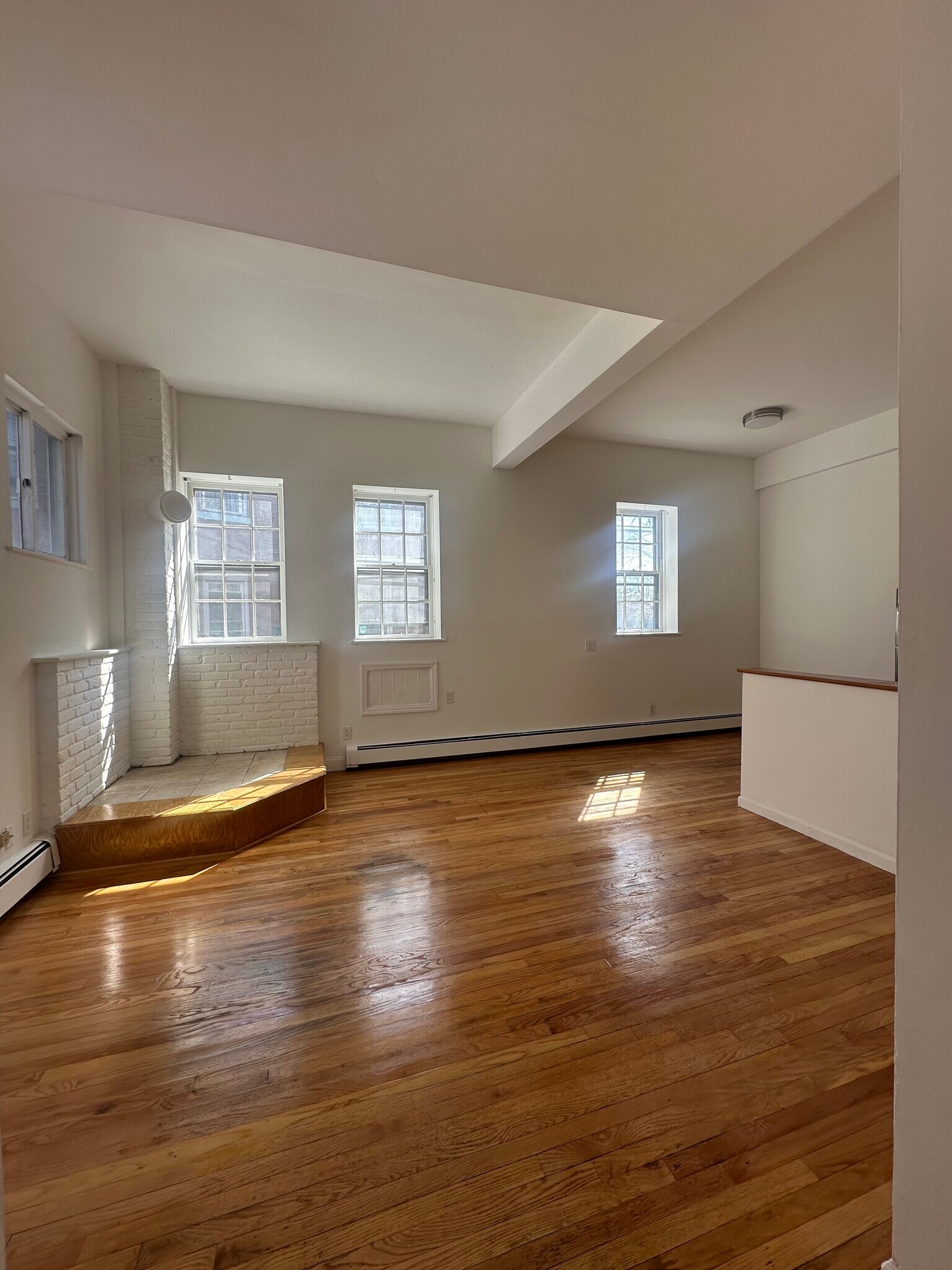Building Photo - 8 N Clover St