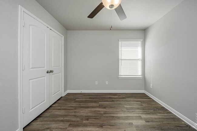 Building Photo - 517 Fallbrook Dr