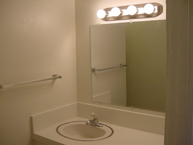 Building Photo - Holiday Manor studio, secured building, laminate wood flooring!