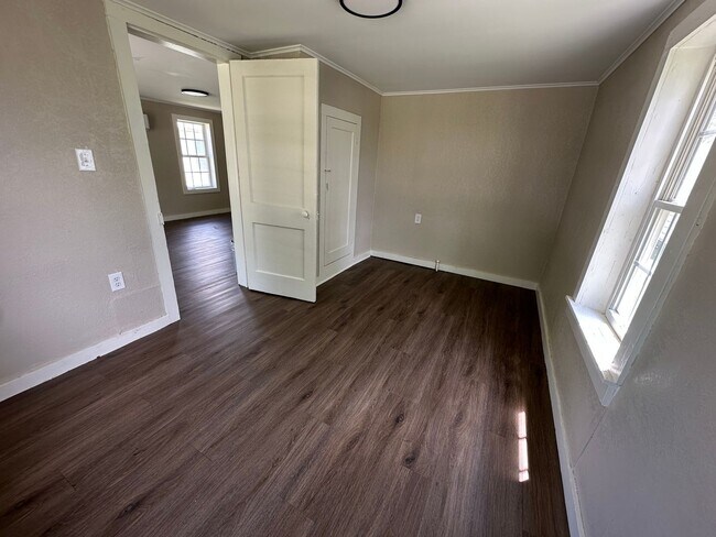 Building Photo - 2 Bedroom 1 Bath Home for Rent