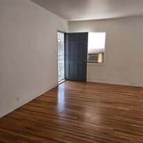 Building Photo - 6314 Vineland Ave