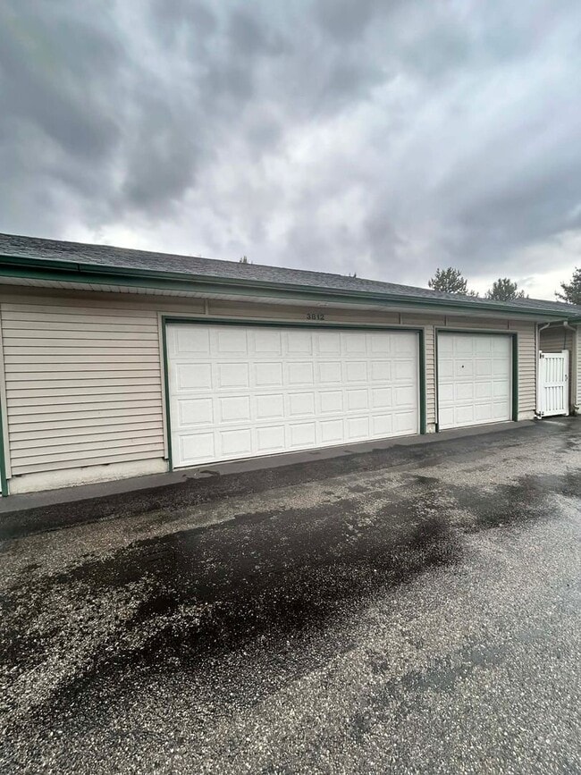 Building Photo - Spacious Duplex with 3-Car Garage & Private Patio!