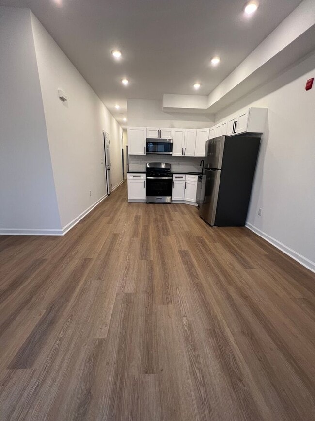 Building Photo - Newly Renovated 2-Bedroom Apartment in East Parkside! Available mid-July!
