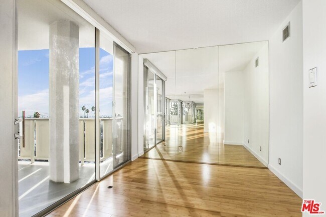 Building Photo - 4411 Los Feliz Blvd